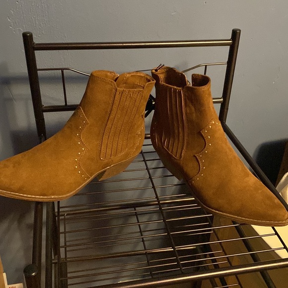 3/$20 Women’s boots - Picture 4 of 7